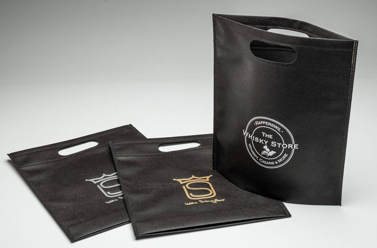 Handle hole carrier bag – practical and robust 