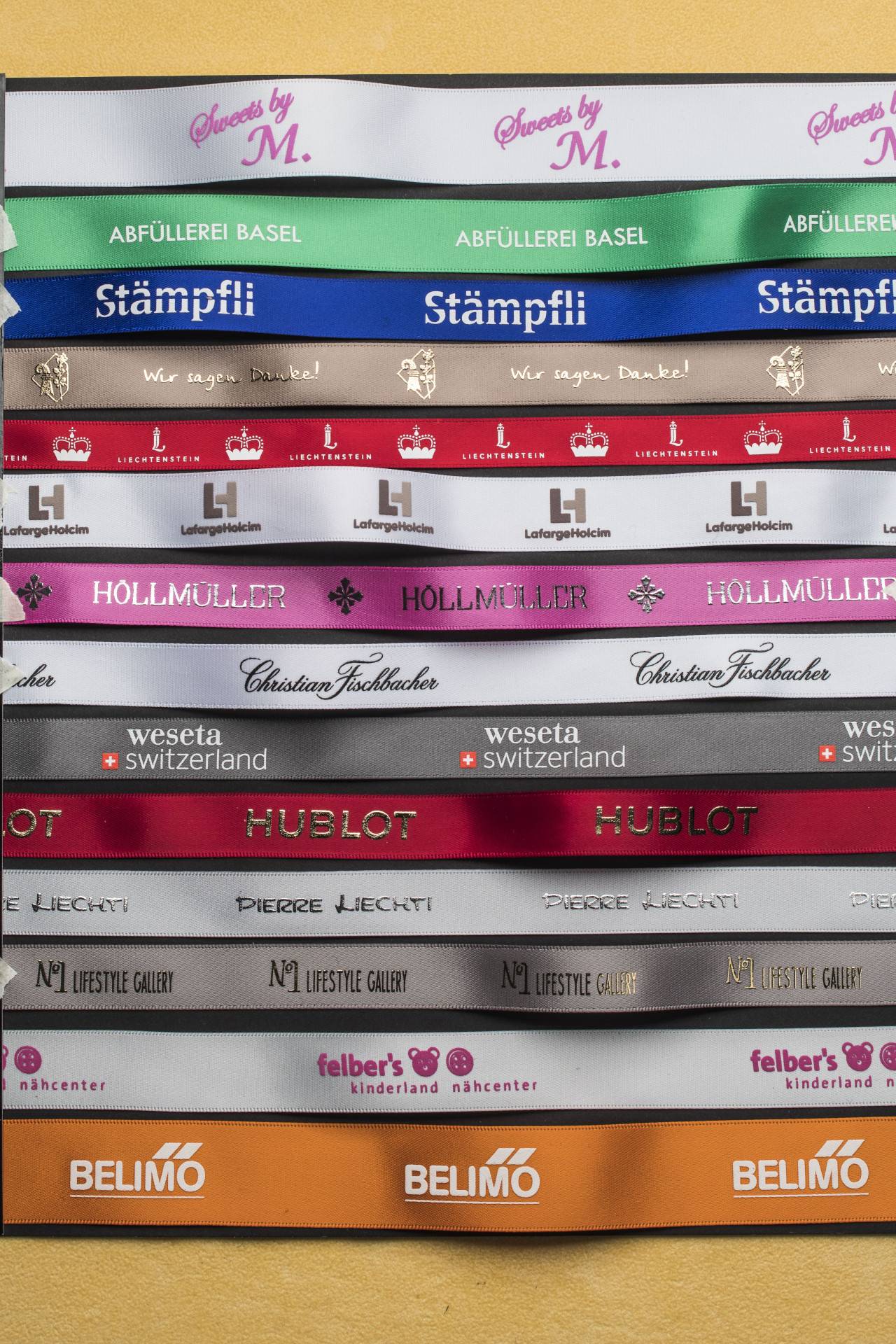 Band mit Logo