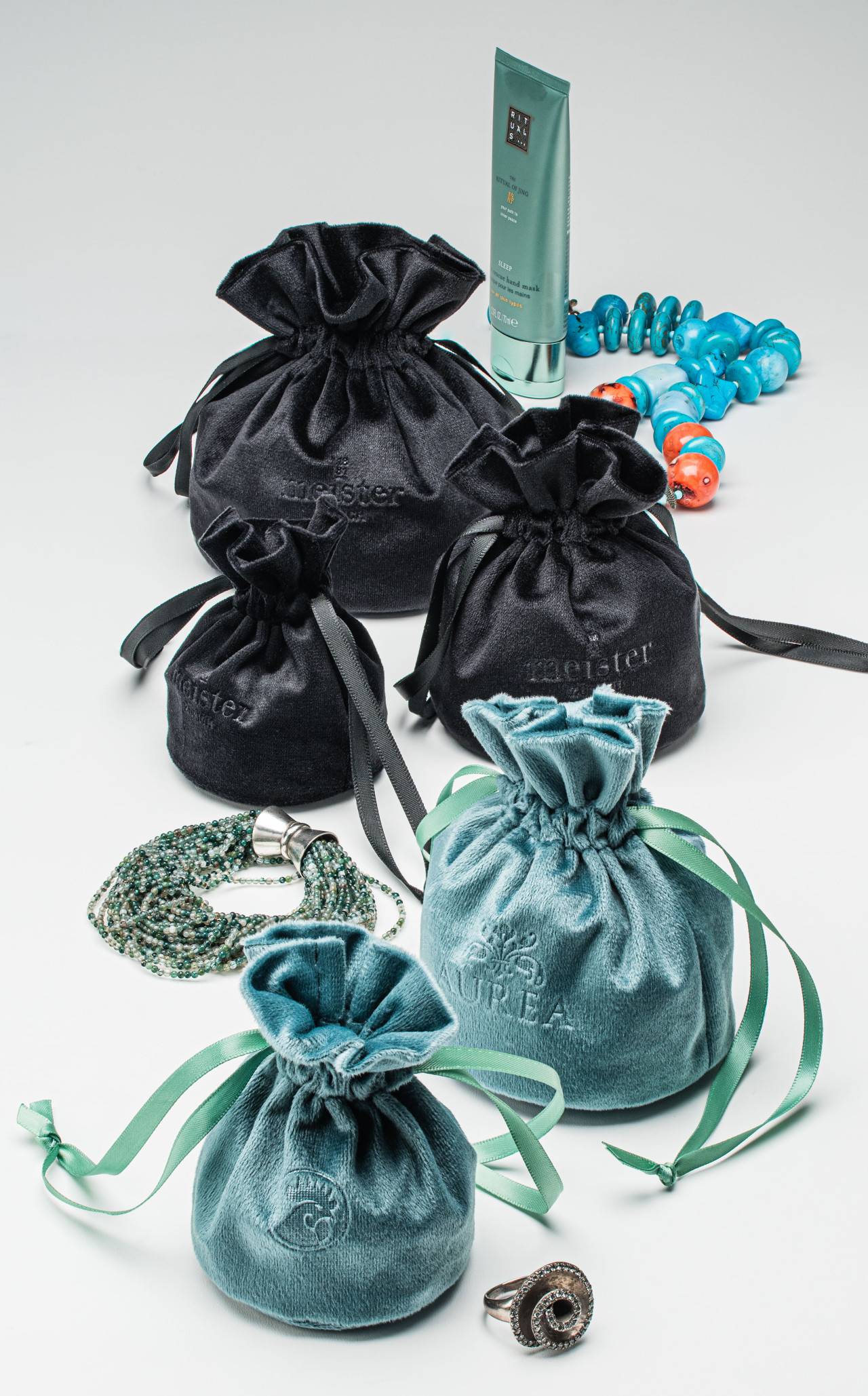 Pochette en velours avec cordon en satin pour bijoux, personnalisée