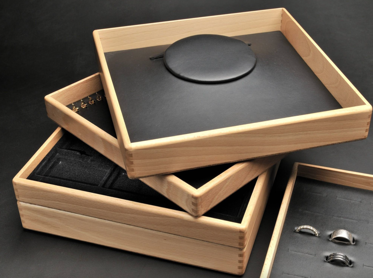 Accessories – stylish for jewellery and watches 