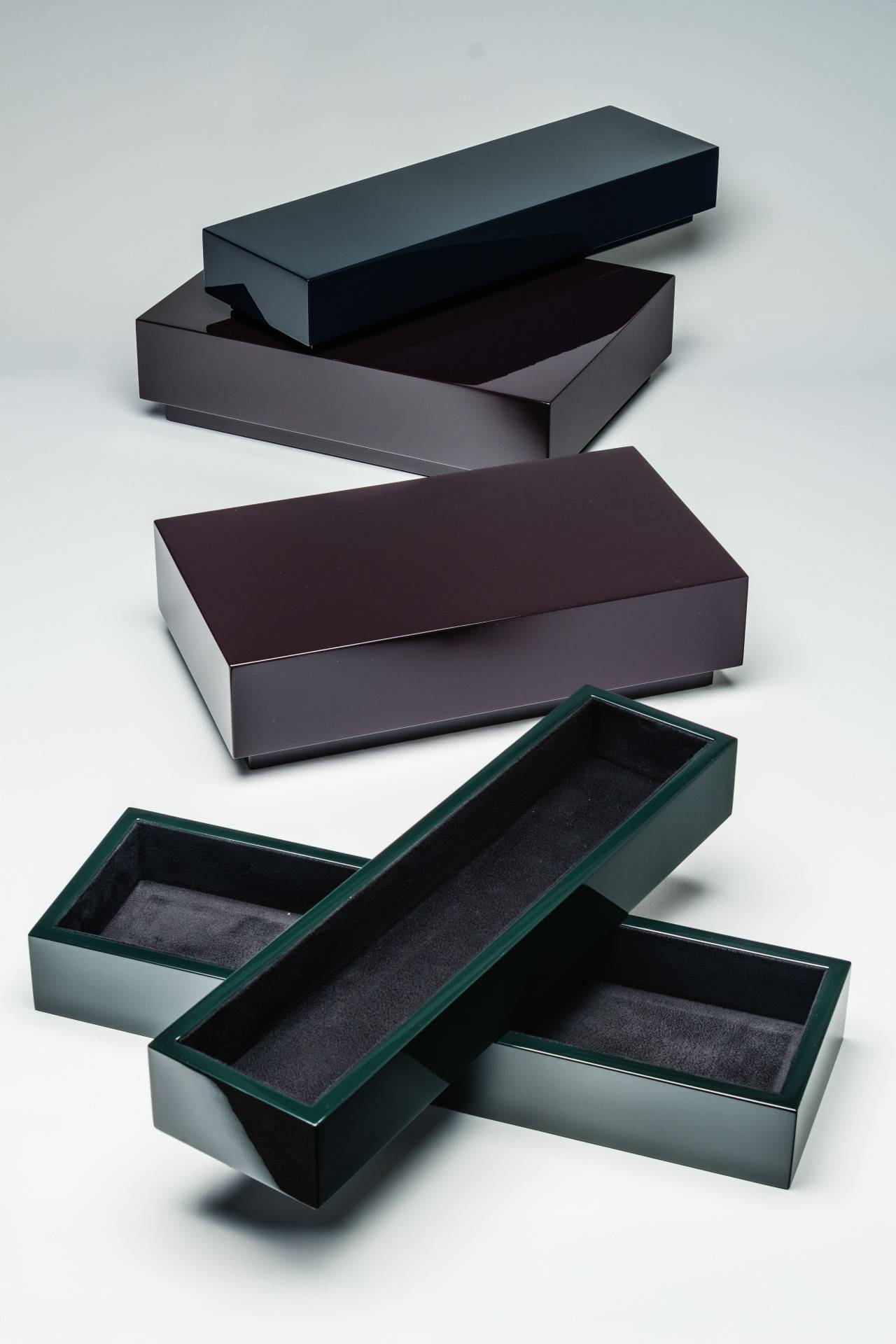 Emballage haut de gamme, bois, finition brillante, velours