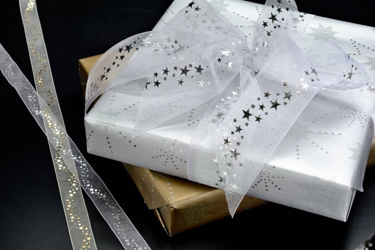 Geschenkpapier und Band Weihnachten