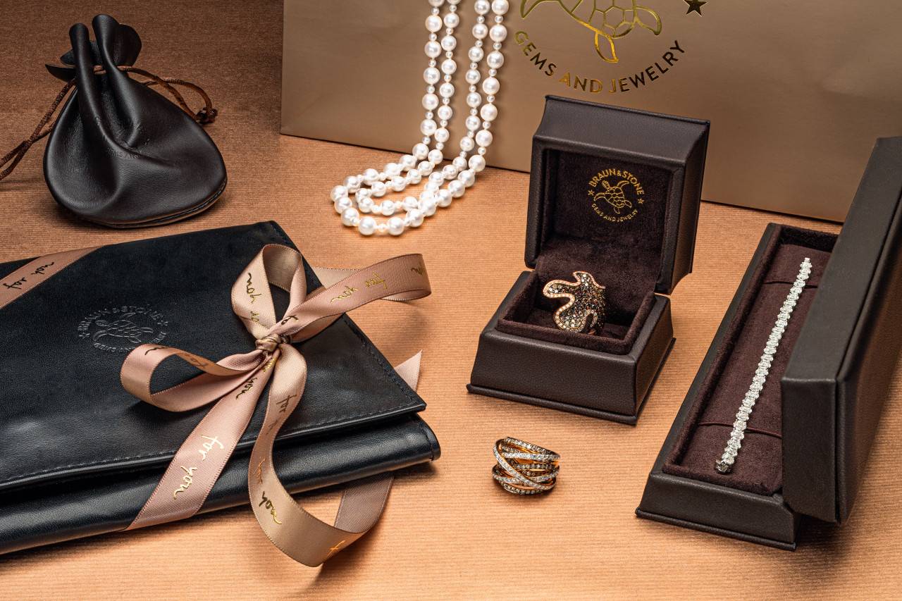 Personalized jewelry packaging, leather