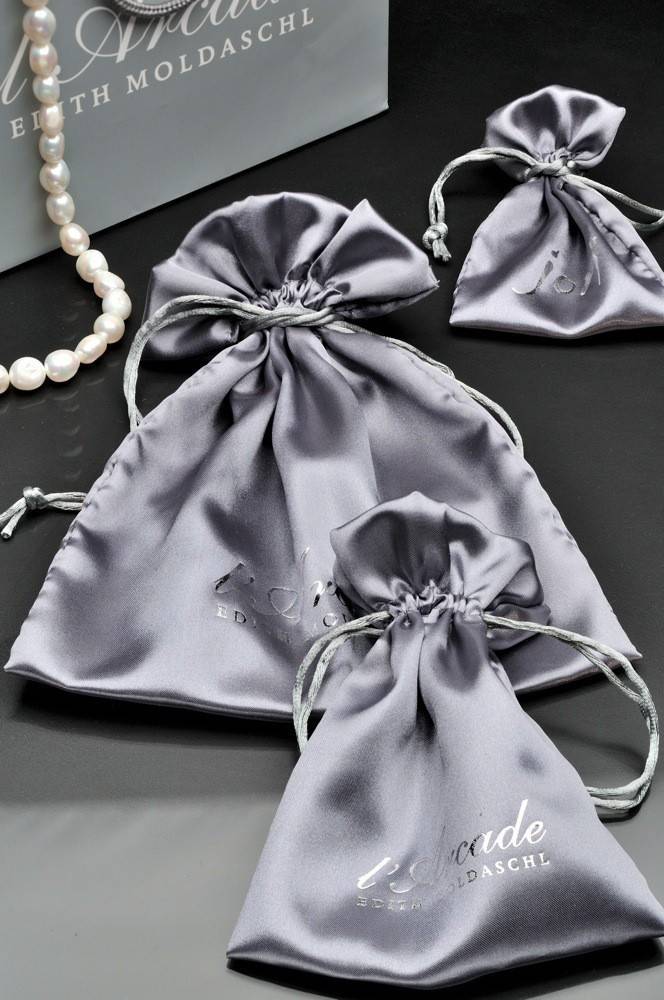 sachet en satin avec logo